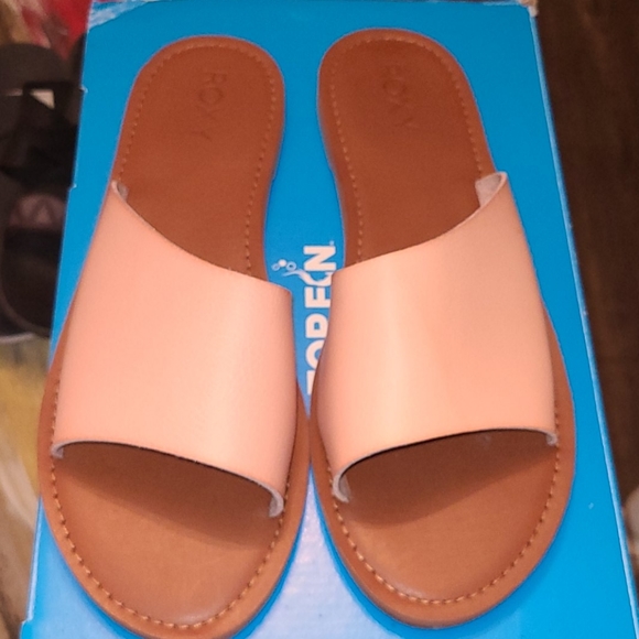 Roxy sandals